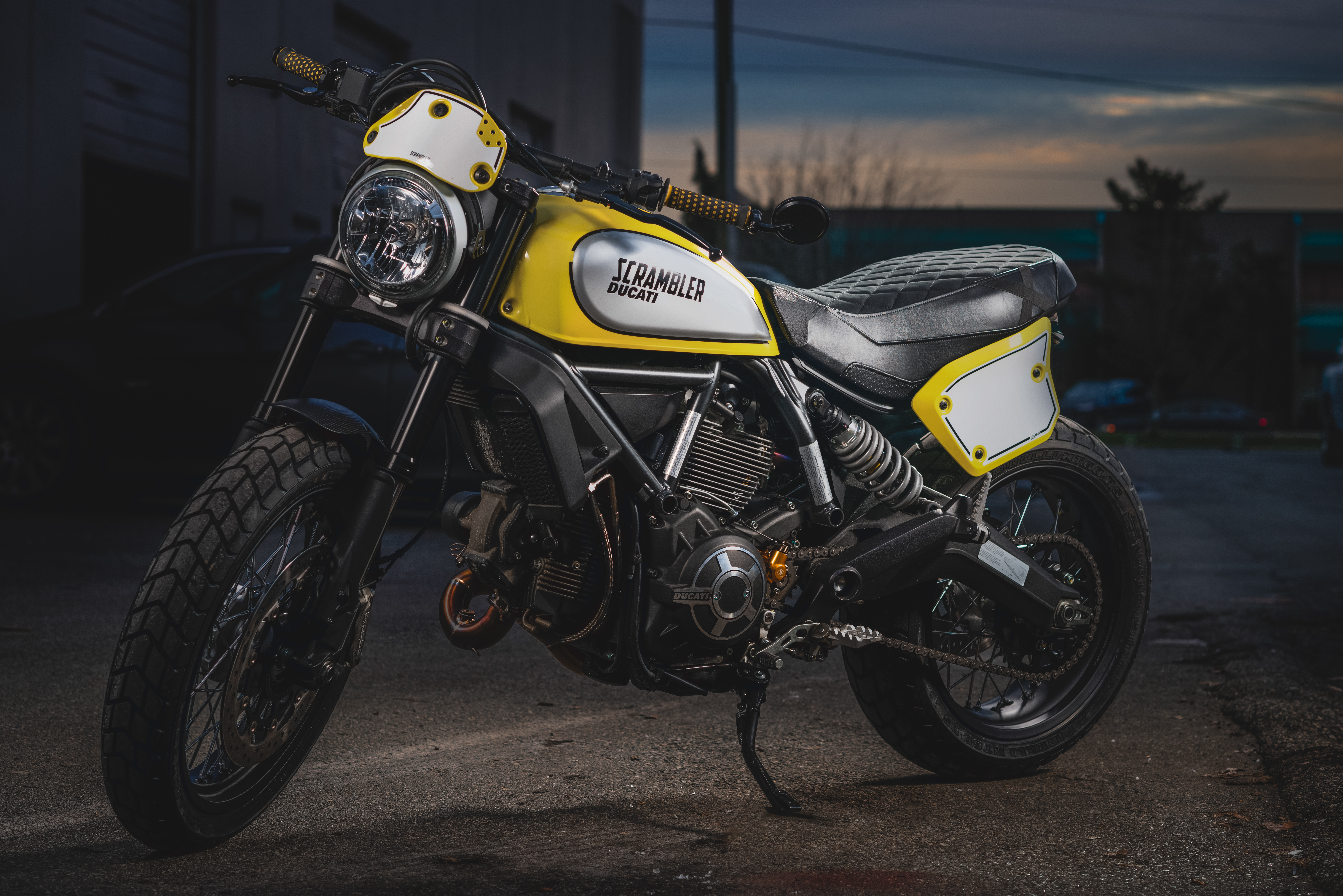 Ducati Scrambler mit Luimoto Sitzbezug